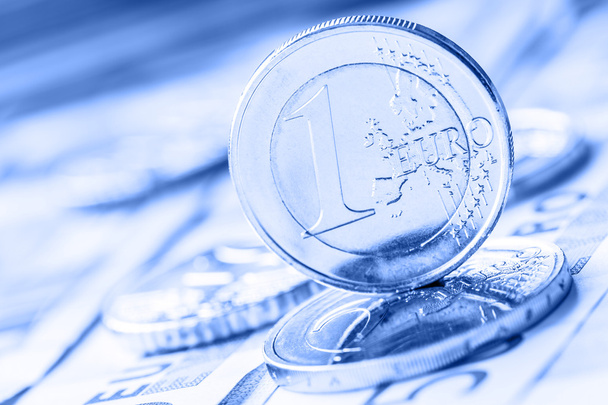 Několik 500 euro bankovky a mince jsou vedle sebe. Symbolické Foto pro wealt. Mince na zásobníku s pozadím bankovek - Fotografie, Obrázek