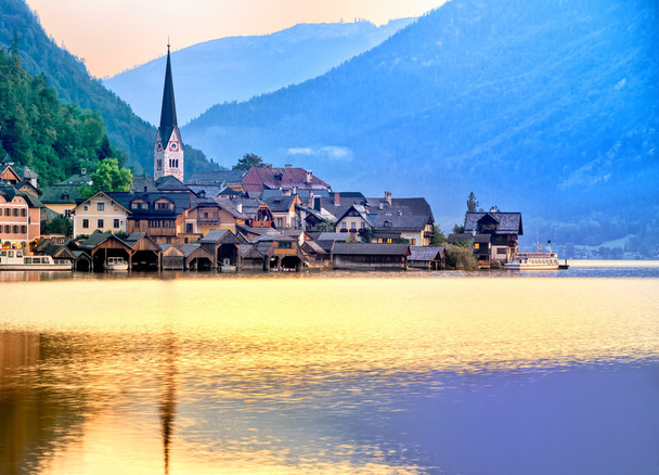 Hallstatt ciudad en un lago en las montañas de los Alpes, Austria
 - Foto, Imagen