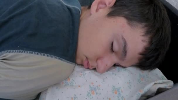 Młody człowiek śpi - Materiał filmowy, wideo