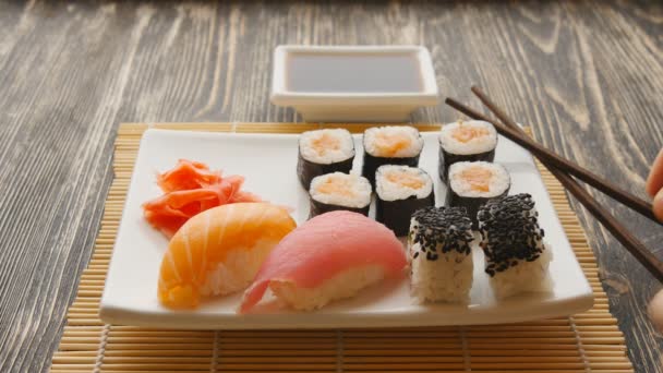 Maki νόστιμο σούσι, βάλτε σε ένα πιάτο - Πλάνα, βίντεο