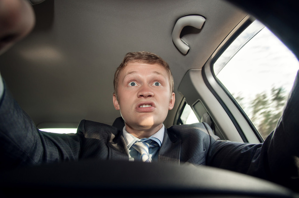 Dühös vezető kiabálás ül az autó volánja mögött - Fotó, kép