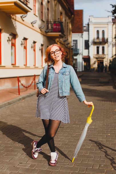 Hipster dziewczyna pozuje na ulicy - Zdjęcie, obraz