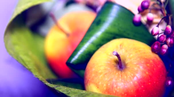 složení kytice s jablky - Záběry, video