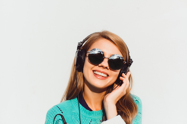 mujer bastante hipster escuchar música
 - Foto, imagen