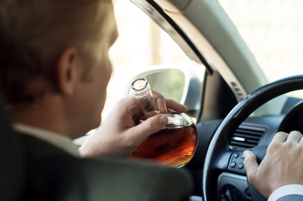 Driver drinks alcohol while driving - Zdjęcie, obraz