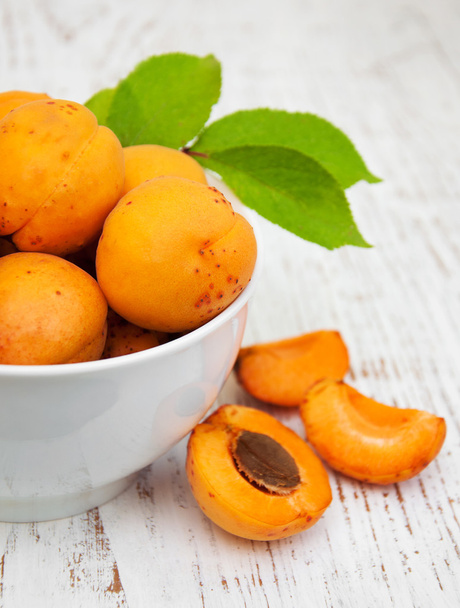 Bowl with apricots - Zdjęcie, obraz