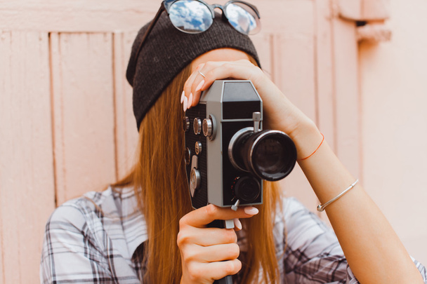 adolescente chica con vintage cámara
 - Foto, Imagen