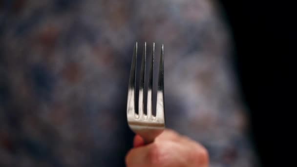 Hombre mantenga tenedor, camarera pidiendo plato con carne de cerdo cocida en su mesa
. - Metraje, vídeo
