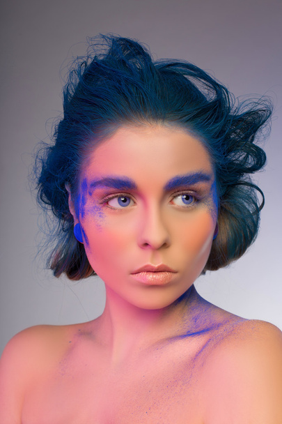 青い髪を持つ深刻な女性 - 写真・画像