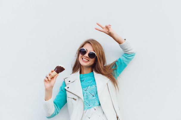 симпатичная девушка-хипстер и мороженое
 - Фото, изображение
