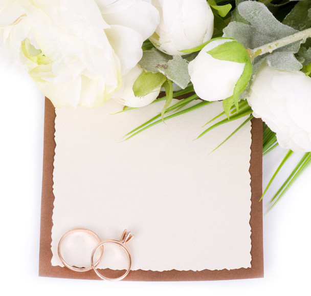 zlaté snubní prsteny na kytici bílých růží s transparentem, přidání - Fotografie, Obrázek