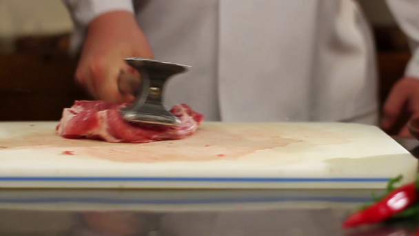 Man hand slaan uit vlees op tafel. Restaurant. Close-up. Slow-motion. Schuifregelaar. Mad - Video