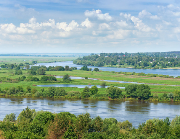 Blick auf das Ufer des Flusses Oka in der Nähe der Stadt Spassk-Rjasanski. Zentralrussland - Foto, Bild