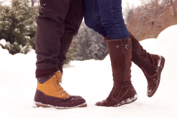 Pernas de par em amor em parque em inverno
 - Foto, Imagem