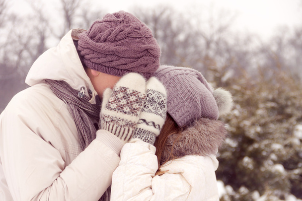 Поцілунки пари в парку взимку
 - Фото, зображення