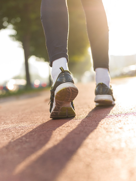 Zapatos de correr, pies y piernas de primer plano de corredor corriendo en actio
 - Foto, imagen