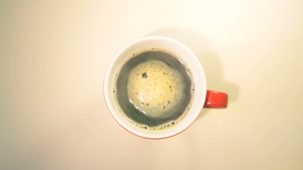 tazza di caffè sul tavolo di legno - Filmati, video