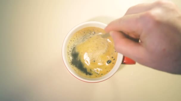 kopje koffie op houten tafel - Video