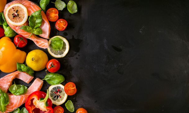 Bifes de salmão crus e ingredientes frescos para cozinhar. Quadro
 - Foto, Imagem