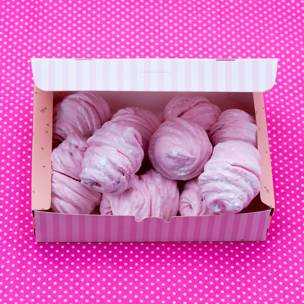 Bogyó marshmallow egy rózsaszín háttér díszdobozban - Fotó, kép