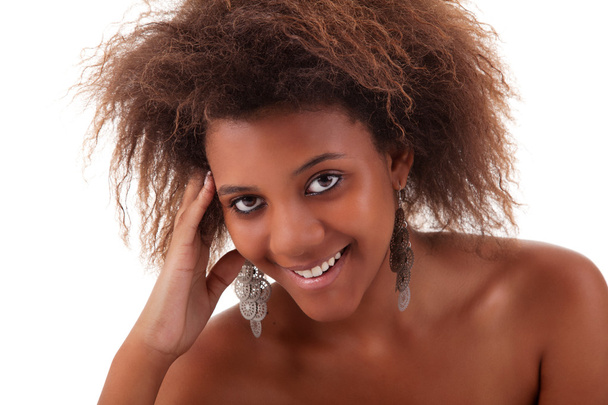 Gyönyörű fekete nő, mosolygós, a elszigetelt fehér háttér - Fotó, kép