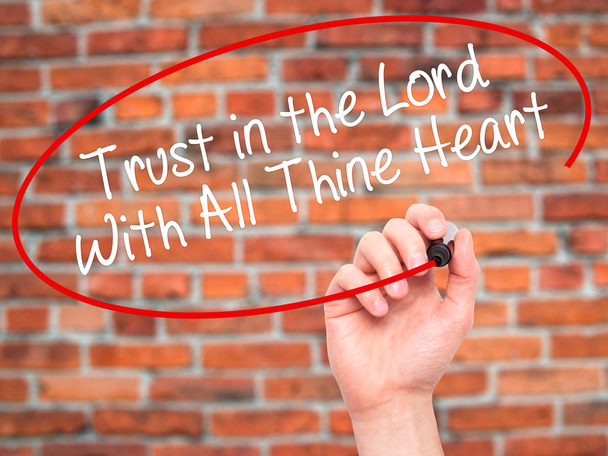 Hombre Escritura a mano Confía en el Señor con todo tu corazón con bla
 - Foto, Imagen
