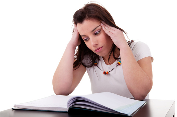 mujer estudiando con dolor de cabeza sobre fondo blanco. Captura de estudio
 - Foto, imagen