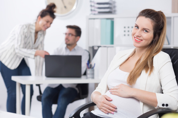 Bizneswoman z brzucha w ciąży - Zdjęcie, obraz
