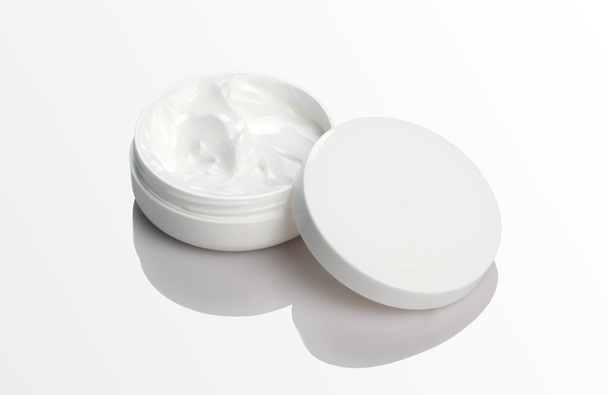 Boş kozmetik krem paketi Mockup beyaz yansıtıcı arka planda - Fotoğraf, Görsel