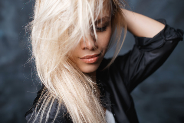 Gros plan portrait de jolie femme blonde aux belles lèvres
 - Photo, image