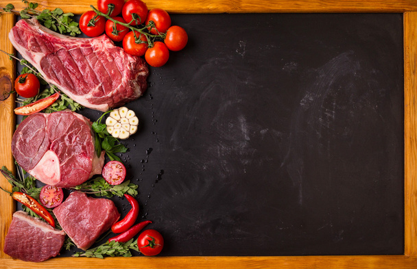 Nyers hús steak pörkölés készen áll a sötét háttéren - Fotó, kép