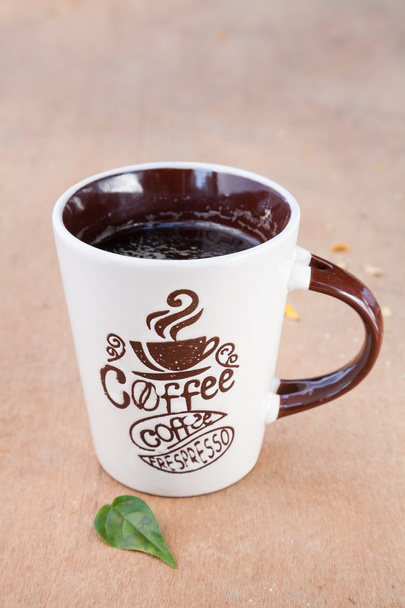 Kubek kawy i liść - Zdjęcie, obraz