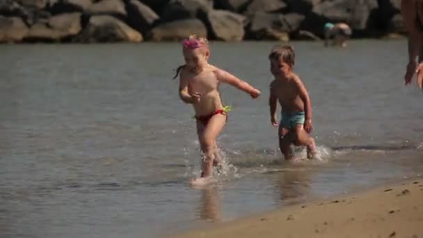 happy kids running around on the beach - Πλάνα, βίντεο