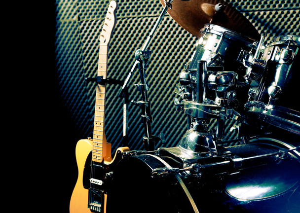 Schlagzeug und Gitarre. Spielen mit der Rockband. - Foto, Bild