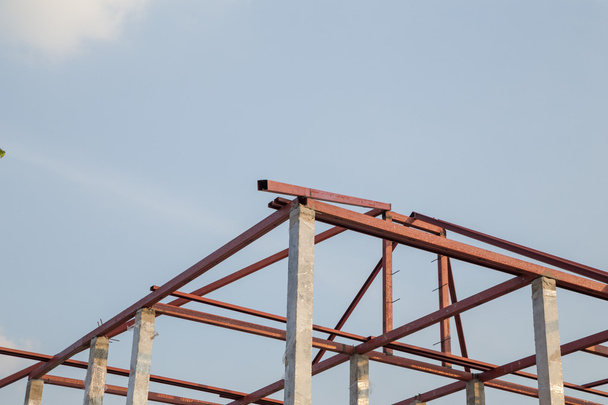 конструктивний сталевий промінь на даху будівельного житлового будівництва
 - Фото, зображення