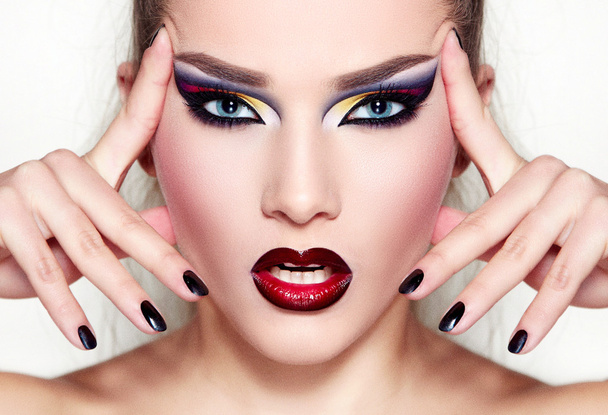 A girl with bright makeup. - Foto, Imagen