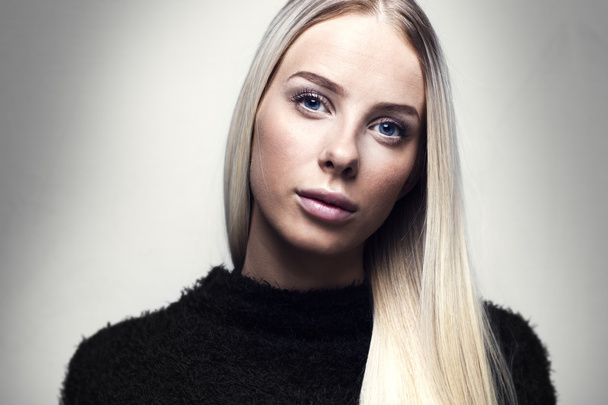 Portrait d'une jeune femme blonde veste poilue
 - Photo, image