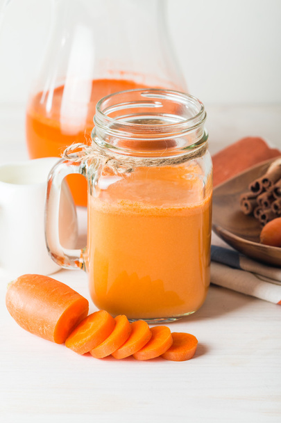 Свежий морковный сок в стакане - Фото, изображение