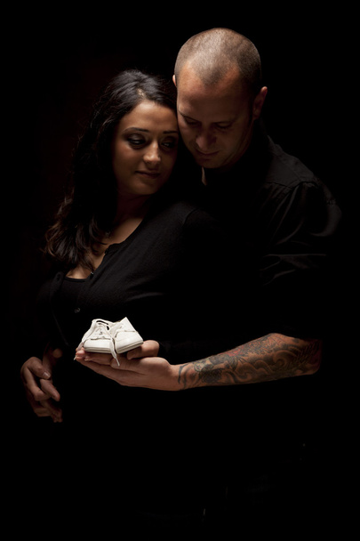rasy mieszanej para trzymając nowe dziecko biały buty czarny - Zdjęcie, obraz