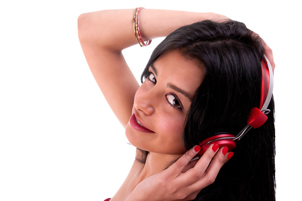 schöne Frau, die mit roten Kopfhörern Musik hört, isoliert auf weiß, Studioaufnahme - Foto, Bild