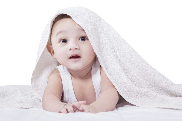 Baby Crawling under A Towel - Foto, afbeelding