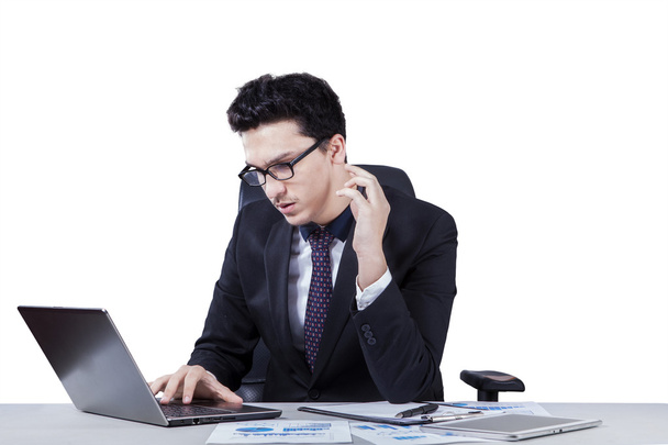 Businessman with financial document and laptop - Φωτογραφία, εικόνα