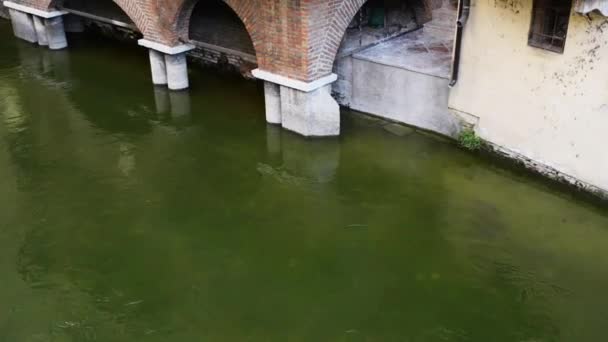 Régi épületek River Mincio in Mantua, Olaszország - Felvétel, videó