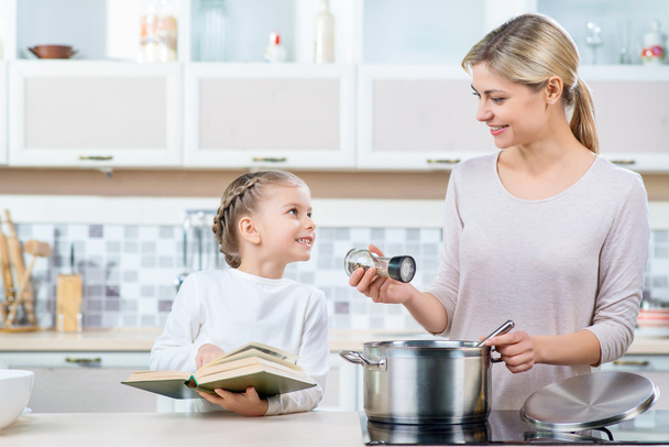 Positive mother and her daughter cooking - Foto, Imagem