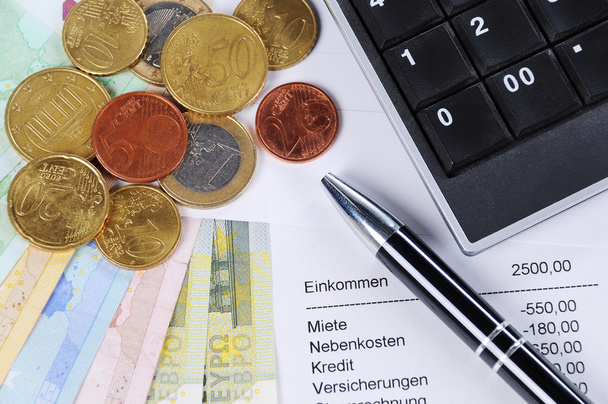 Billete de euros y monedas con bolígrafo, gráfico y calculadora
 - Foto, Imagen