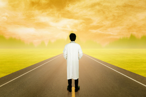 lekarz z asfaltową drogą przez pola z nieba - Zdjęcie, obraz