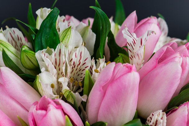 close-up of a Sweet tender spring bouquet  bridal bouquet of tul - Foto, Bild