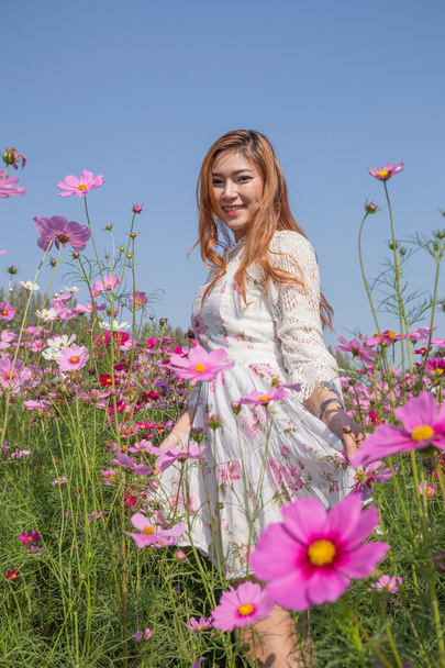 woman with cosmos flower field - Foto, immagini