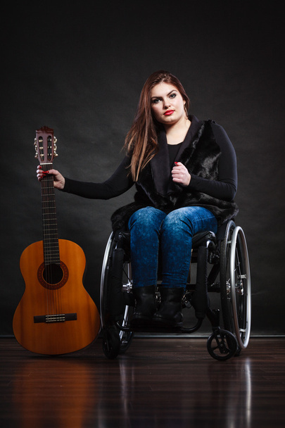 Tekerlekli sandalye gitar ile kadın geçersiz kız - Fotoğraf, Görsel