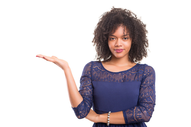Африканская женщина представляет ваш продукт
 - Фото, изображение